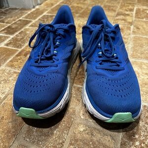 Blue Hoka Arahi 5